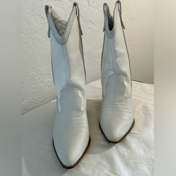 White pointed toe mid calf western boots. Size 6. EUC. Worn 1x. - Picture 12 of 12